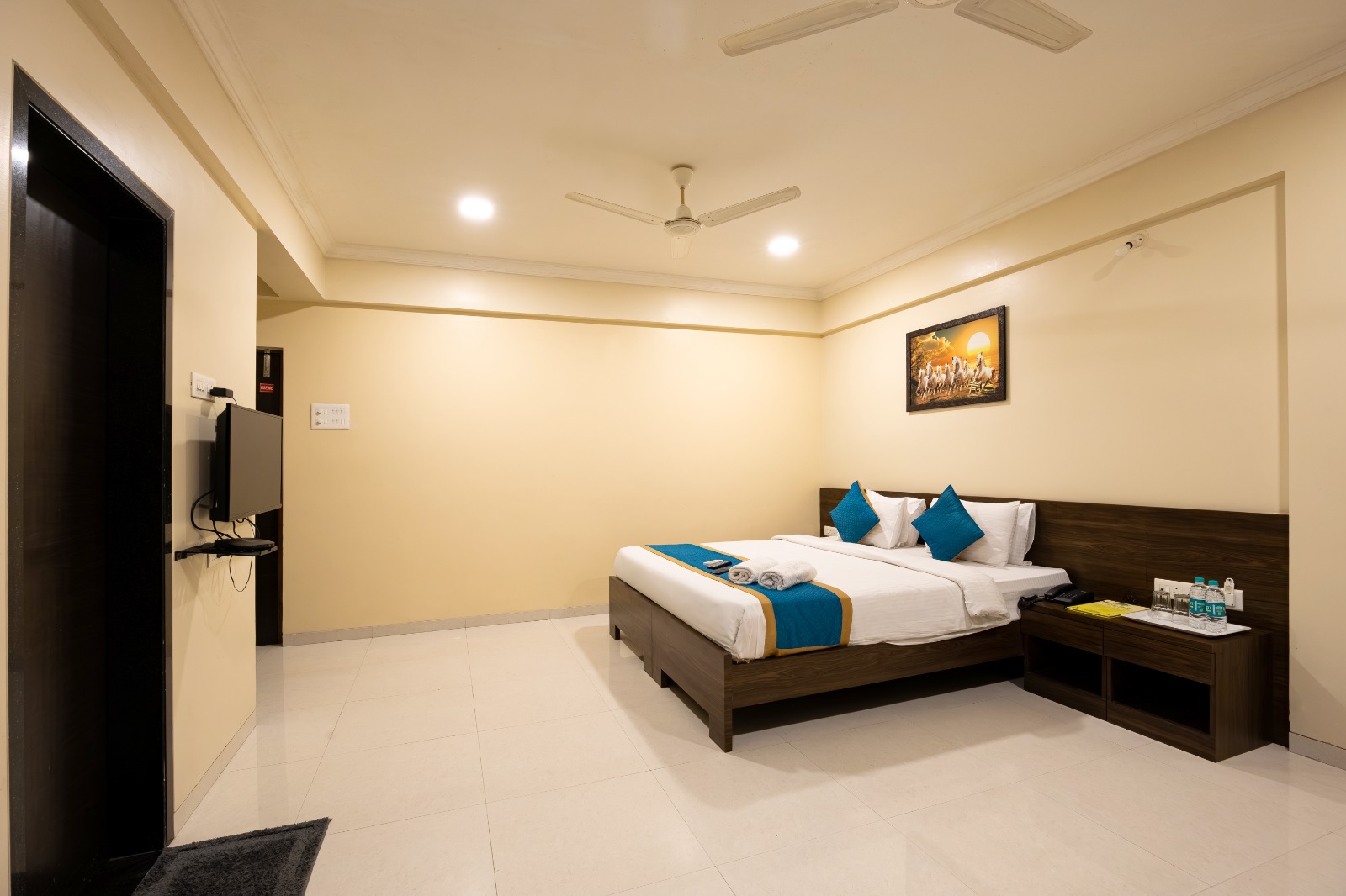 Deluxe room at Kedari Residency